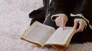 Dalam belajar membaca Al-Quran, maka akan berkaitan erat dengan ilmu tajwid, karena umat Islam diwajibkan membaca kitab suci Al-Quran dengan tartil dan sesuai tajwid. Dalam ilmu tajwid sendiri ada hukum bacaan tertentu dalam melafalkan setiap ayat suci Al-Quran yang dibaca. Salah satunya yaitu Qalqalah. Qalqalah sendiri bagian dari hukum bacaan penerapan dari ilmu tajwid, yang cara membacanya dipantulkan atau memantul. Banyak umat muslim yang sudah mengetahui hukum bacaan qalqalah ini, yang umumnya dipahami ada 2 macam, yaitu qalqalah sugra (qalqalah kecil) dan qalqalah kubra (qalqalah besar). Untuk hukum membaca qalqalah sugra, yaitu cara membacanya dengan dipantulkan tapi tidak terlalu kuat. Sedangkan qalqalah kubra sebaliknya, yaitu hukum membacanya dipantulkan dengan lebih kuat. Ada 5 huruf yang umum sudah dipelajari para santri atau kaum muslimin, mendefinisikan huruf qalqalah, yaitu ba (ب) , jim (ج), dal (د), ta (ط), dan qaf (ق). Dan agar mudah dihafal bisa diingat dengan kata qatbujadin. Setiap muslim yang ingin belajar membaca Al-Qur’an, maka harus bisa memahami 2 hukum bacaan qalqalah ini, sebab termasuk bagian dalam kesempurnaan tilawah Al-Qur’an. Lalu, apa pengertian qalqalah ini, dan bagaimana contoh bacaannya serta keutamaan dalam membaca kitab suci Al-Quran?